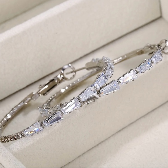 SPARKLING GRADIENT SQUARE CUT HOOP EARRINGS - Picture 7 of 11